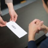 「辞めた…」その1人が500万円の損失！